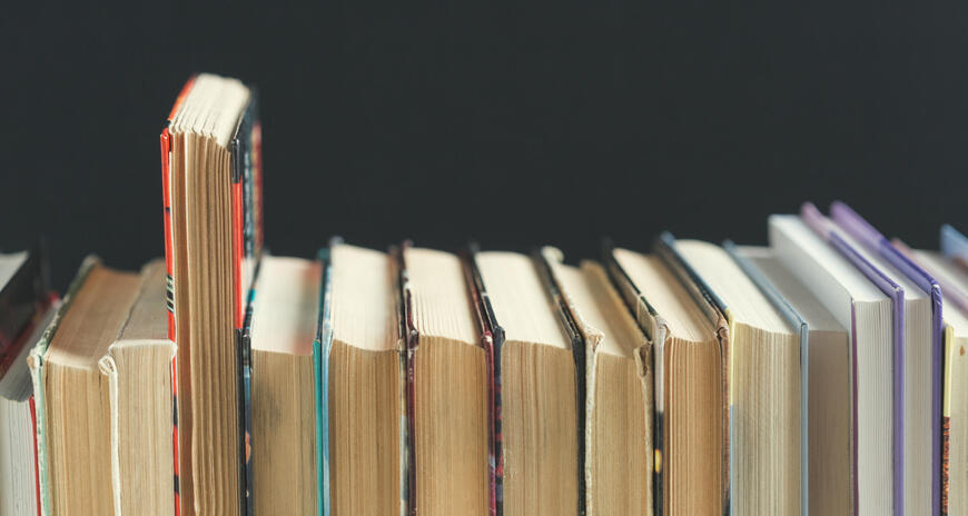 Composition with books on the table - fabrikasimf - Freepik